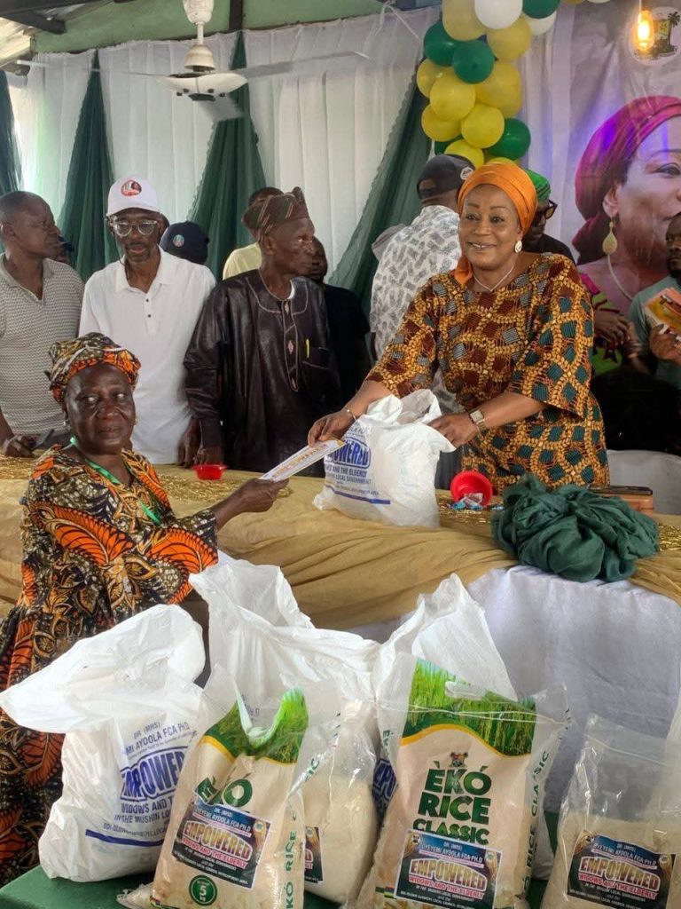Dr Oyeyemi Ayoola, aide to Governor Sanwo-Olu, presenting food items and cash to widows and elderly residents in Mushin, Lagos.