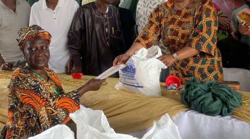 Dr Oyeyemi Ayoola, aide to Governor Sanwo-Olu, presenting food items and cash to widows and elderly residents in Mushin, Lagos.